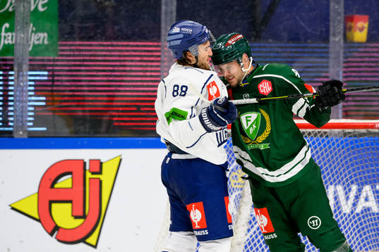 JC Lipon of Straubing Tigers and Theodor Lennström of