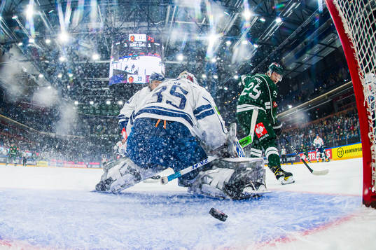 Färjestad Lucas Forsell scores the 2-1 goal behind