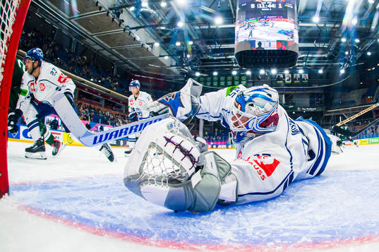 Straubing Tigers goaltender Hunter Miska