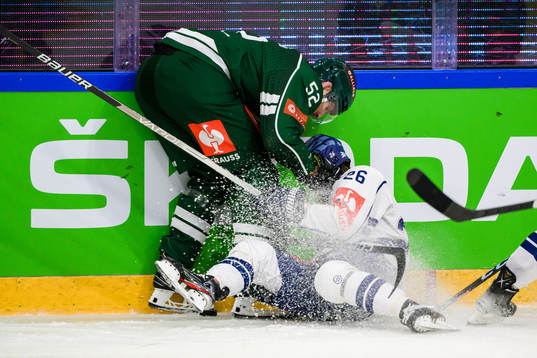 Färjestad August Tornberg and Straubing Tigers Yannik