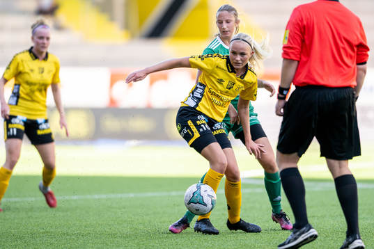 Elfsborgs Matilda Ståhlbom Karlsson och Våmbs Jolina Fred