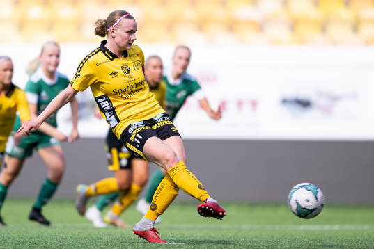 Elfsborgs Leann Nyström skjuter mål på straff