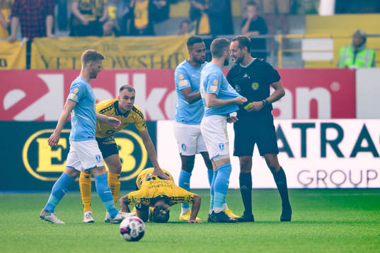 Malmö FFs Isaac Kiese Thelin och Lasse Nielsen reagerar