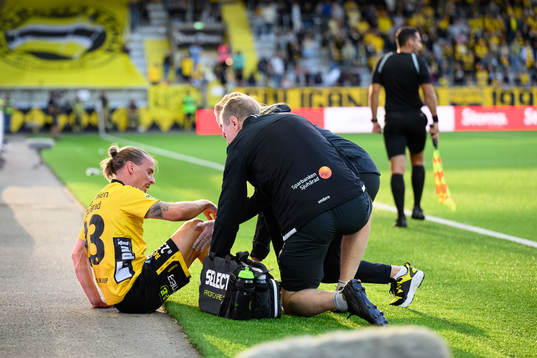 Elfsborgs Niklas Hult undersöks av läkare