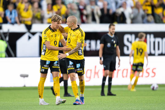 Elfsborgs Noah Söderberg och Sebastian Holmén jublar