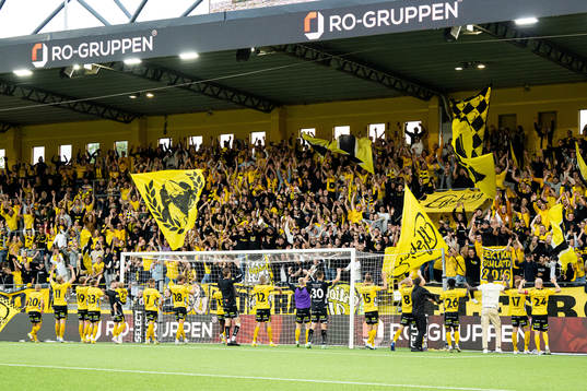 Elfsborgs spelare jublar med supportrarna