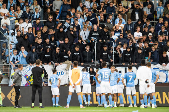 Malmö FFs spelare vid supportrarna