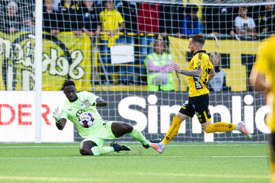 Malmö FFs målvakt Ismael Diawara och Elfsborgs Rasmus Alm