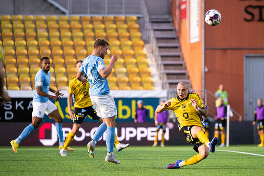 Malmö FFs Felix Beijmo ser Elfsborgs Sebastian Holmén