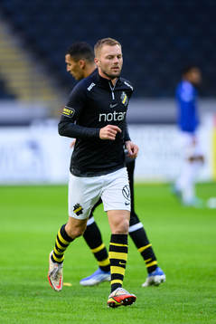 AIKs Sebastian Larsson innan fotbollsmatchen i Allsvenskan
