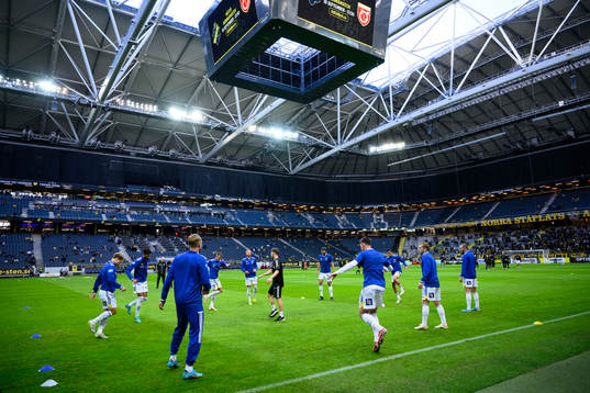 GIF Sundsvalls spelare värmer upp innan fotbollsmatchen i
