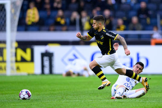 AIKs Nicolas Stefanelli och GIF Sundsvalls Joe Corona