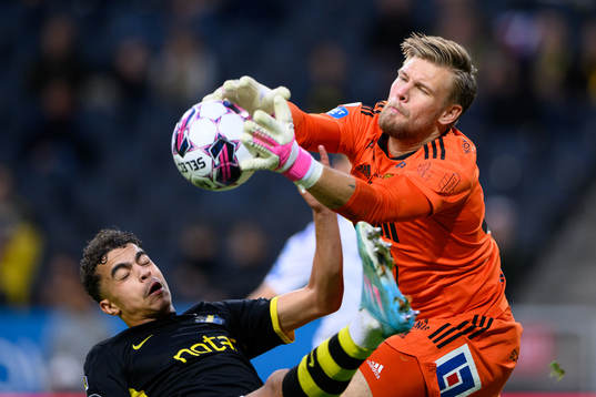 AIKs Yasin Ayari och GIF Sundsvalls målvakt Oscar Jonsson