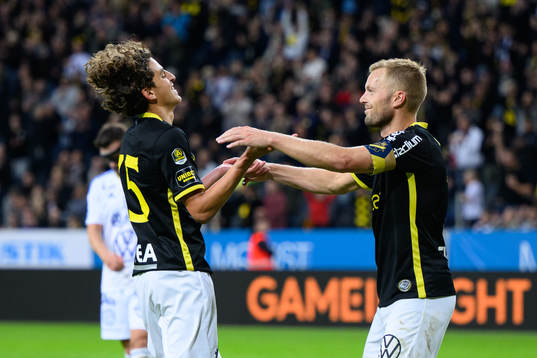 AIKs Taha Ayari och Sebastian Larsson jublar