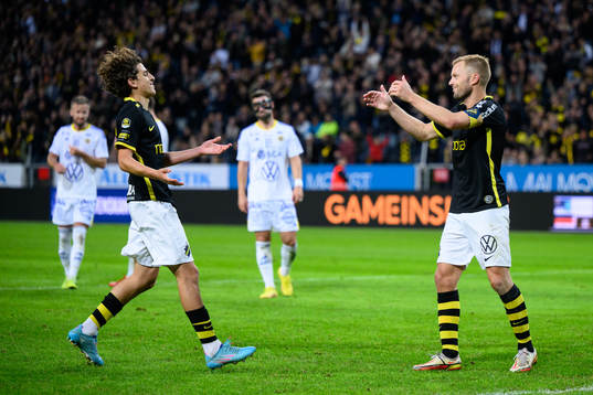AIKs Taha Ayari och Sebastian Larsson jublar