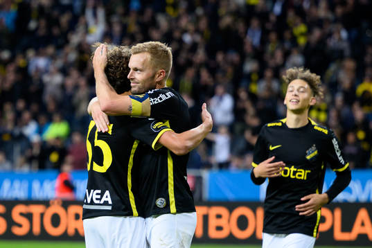 AIKs Taha Ayari och Sebastian Larsson jublar