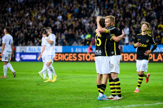 AIKs Taha Ayari och Sebastian Larsson jublar