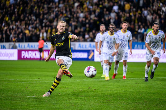 AIKs Sebastian Larsson gör 4-0 på straff