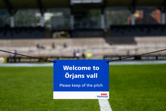 Skylt med förbud att beträda planen före fotbollsmatchen
