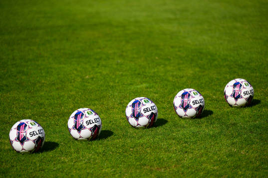 Fotbollar före fotbollsmatchen i Superettan mellan