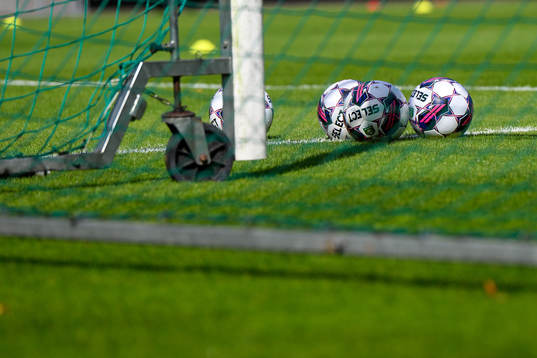 Fotbollar före fotbollsmatchen i Superettan mellan