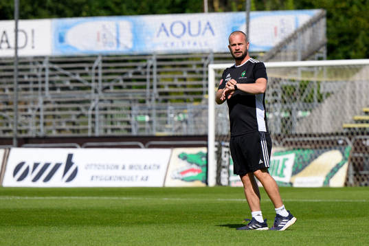 Skövdes tränare Tobias Linderoth före fotbollsmatchen i