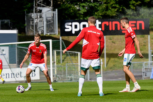 Skövdes spelare före fotbollsmatchen i Superettan mellan