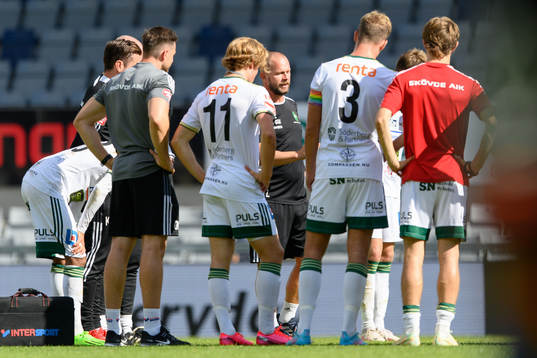 Skövdes tränare Tobias Linderoth med spelarna