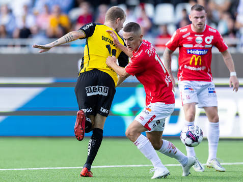 Häckens Simon Gustafson klackar bollen förbi Degerfors
