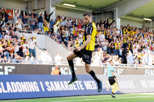Häckens Alexander Jeremejeff jublar