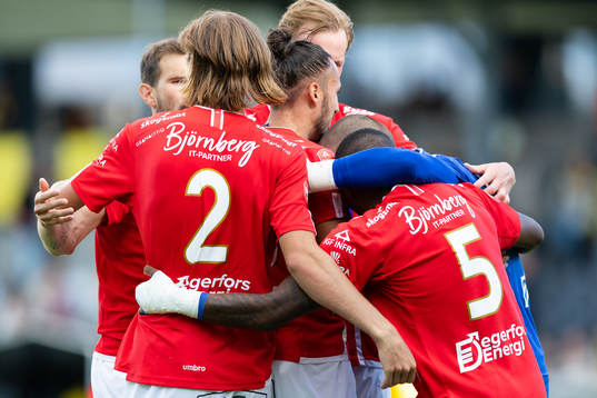 Degerfors spelare jublar