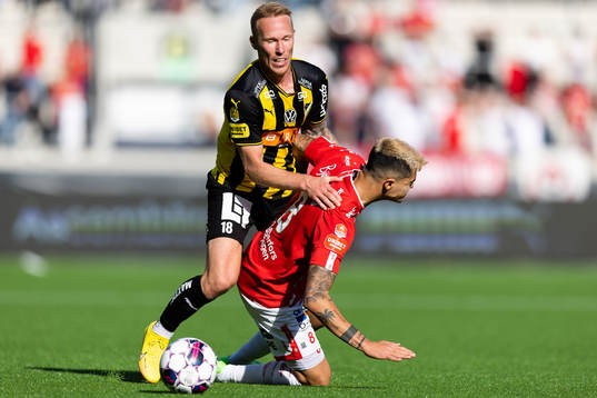 Häckens Mikkel Rygaard Jensen och Degerfors Diego Campos