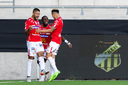 Degerfors Omar Faraj jublar med lagkamrater