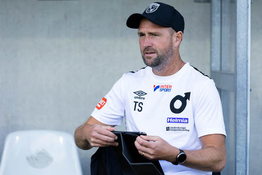 Degerfors tränare Tobias Solberg innan  fotbollsmatchen i