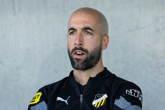 Häckens assisterande tränare Martin Foyston innan
