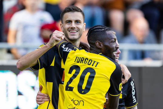 Häckens Alexander Jeremejeff jublar med lagkamrater