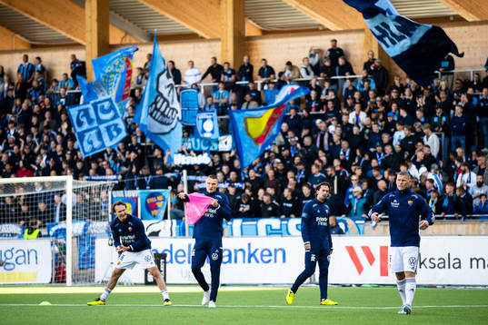 Djurgårdens spelare värmer upp