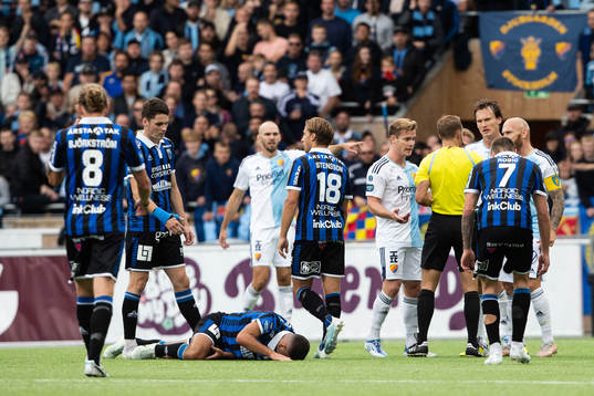 Djurgårdens Rasmus Schuller och domare Kristoffer Karlsson