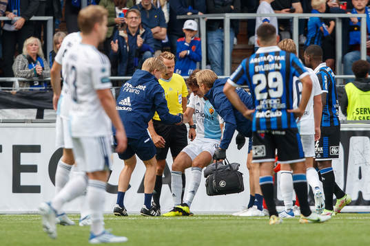 Djurgårdens Hjalmar Ekdal får hjälp att ställa sig upp