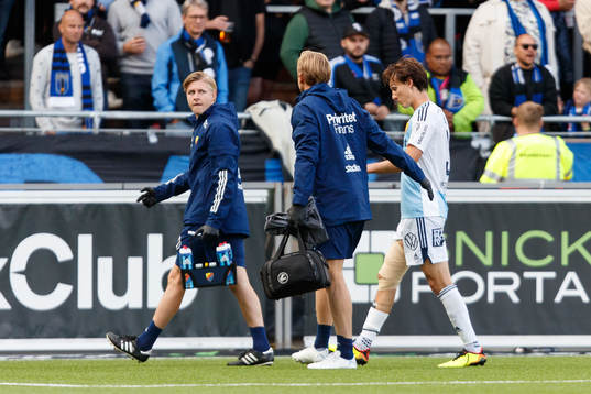 Djurgårdens Hjalmar Ekdal lämnar planen