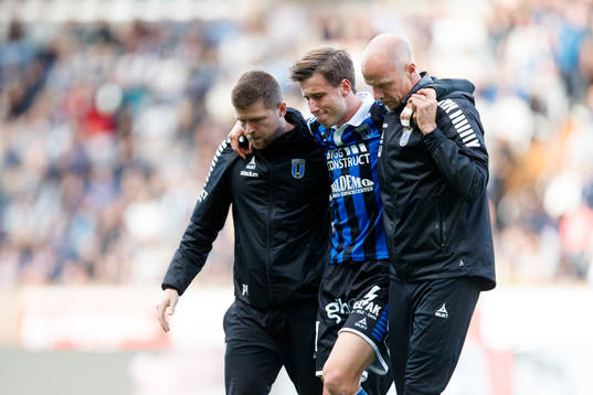 Sirius Filip Olsson får hjälp att lämna planen