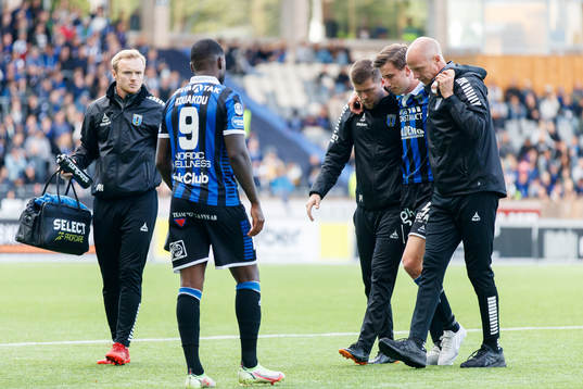 Sirius Filip Olsson får hjälp att lämna planen