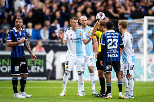 Djurgårdens Piotr Johansson, domare Kristoffer Karlsson