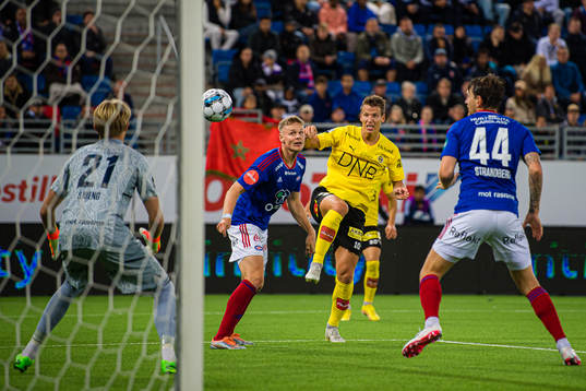 Simen Kristiansen Juklerød of Vålerenga and Thomas Lehne