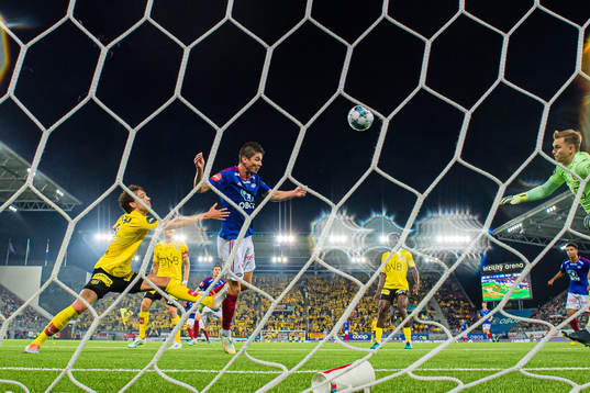 Torgeir Børven of Vålerenga scores the 2-0 goal