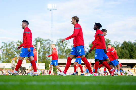 Helsingborgs spelare värmer upp före fotbollsmatchen i