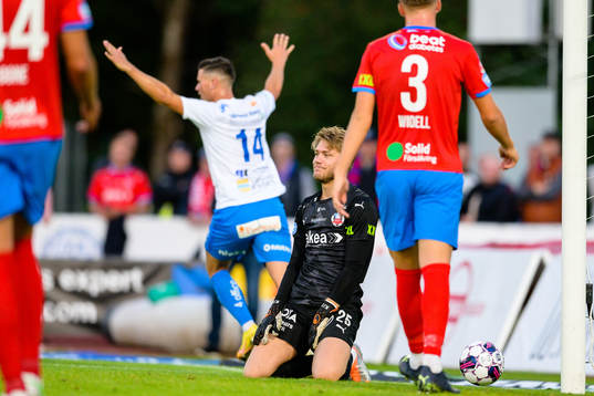 Helsingborgs målvakt Kalle Joelsson deppar