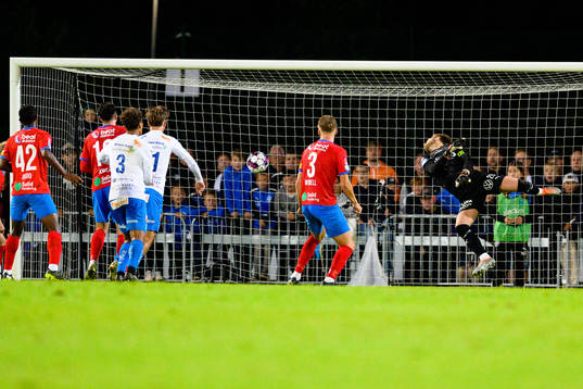 Värnamos Marcus Antonsson (ej i bild) gör mål 3-2 målet