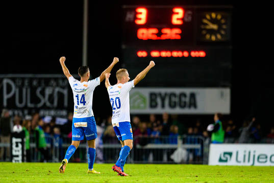 Värnamos Marcus Antonsson och Freddy Winsth jublar