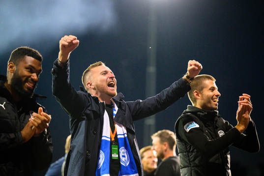 Värnamos sportchef Enes Ahmetovic jublar